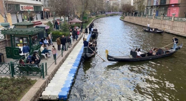 Bayramda Eskişehir'e gelen turistler gondol seferlerini yoğunlaştırdı