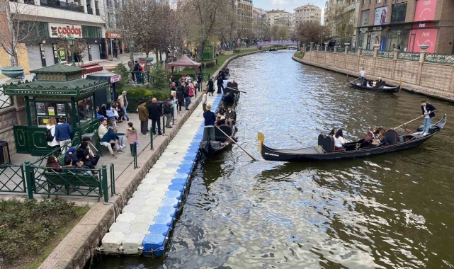 Bayramda Eskişehir'e gelen turistler gondol seferlerini yoğunlaştırdı