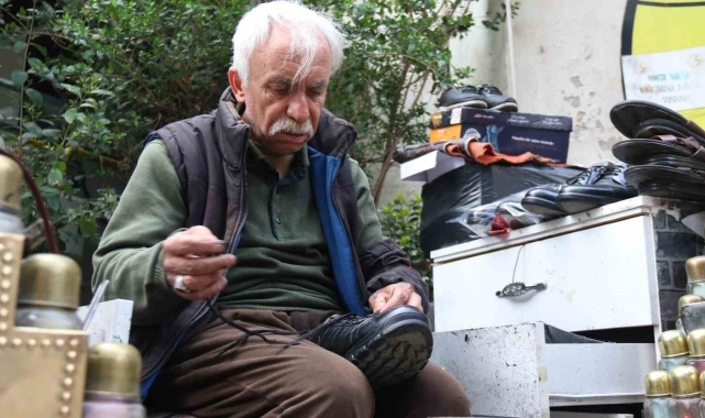 Bayramda temiz ayakkabılarla dolaşmak isteyenler tamircilere akın etti