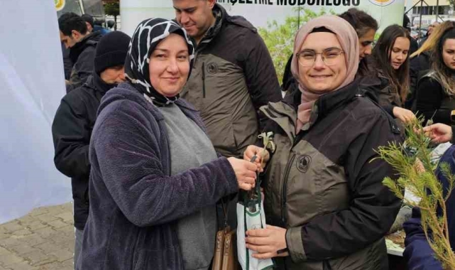 Bayramiç'te 1450 fidan dağıtıldı