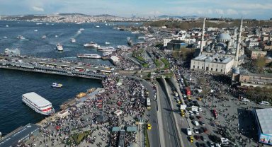 Bayramın ikinci günü vatandaşlar Eminönü'ne akın etti