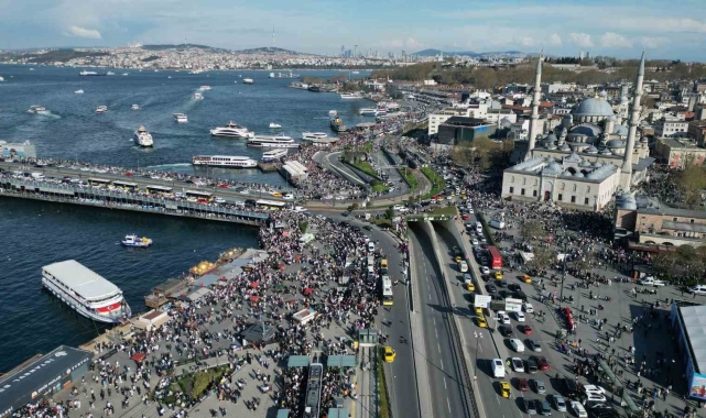 Bayramın ikinci günü vatandaşlar Eminönü'ne akın etti