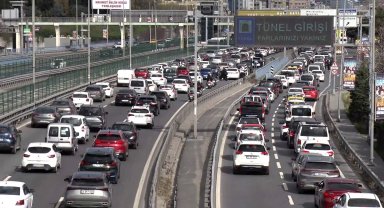 Bayramın ikinci gününde İstanbul'da trafik yoğunluğu yaşanıyor