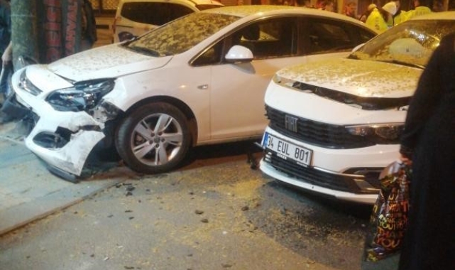 Bayrampaşa'da feci kaza kamerada: Otomobil kıraathaneye daldı, 6 kişi yaralandı