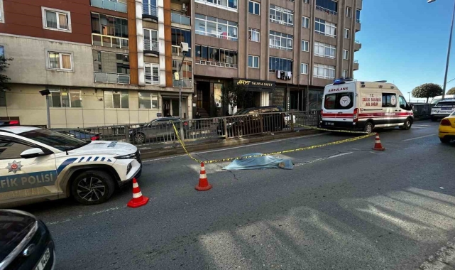 Bayrampaşa'da feci kaza kamerada: Yolun karşına geçen yayaya çarpıp kaçtı, kısa sürede yakalandı