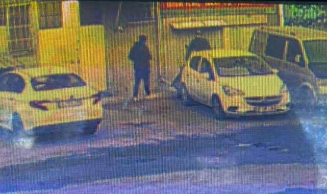 Bayrampaşa'da iş yeri müdürüne bıçaklı saldırı: O anlar kamerada