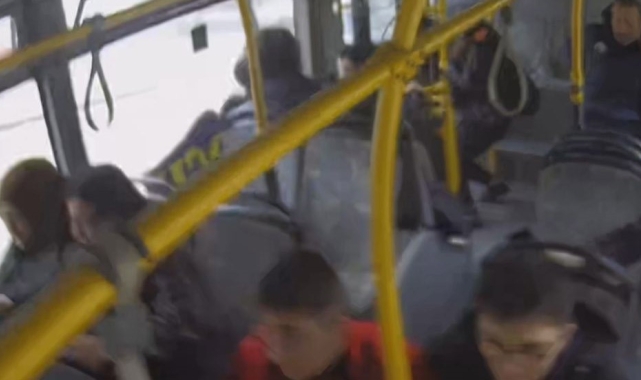 Belediye otobüsünde çığlık çığlığa dehşet anları kamerada...11 yaralı