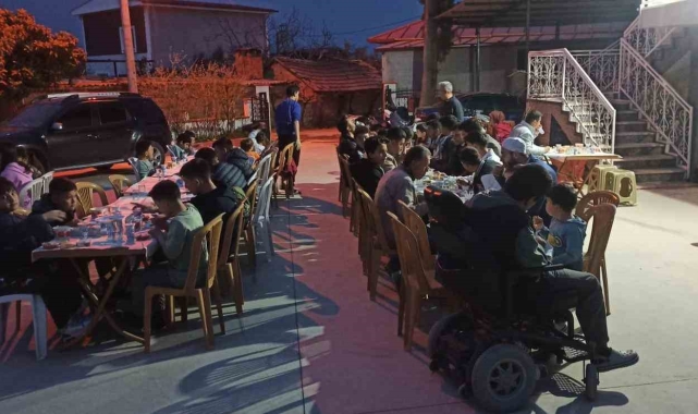 Bereketli'nin çocuk ve gençlerine camide iftar