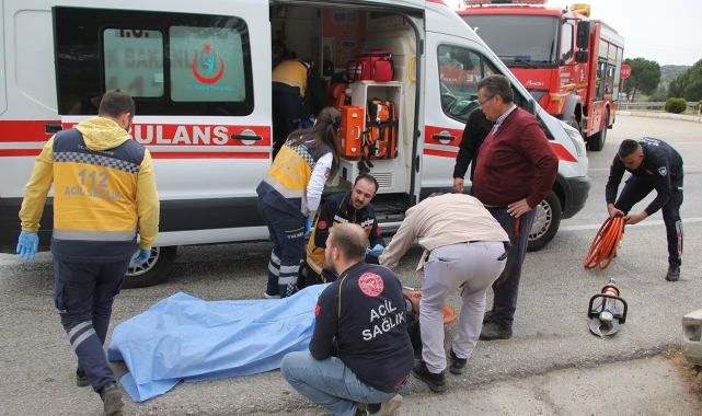 Beton mikserine çarpmamak için ani manevra yapan otomobilde yaşlı çift yaralandı