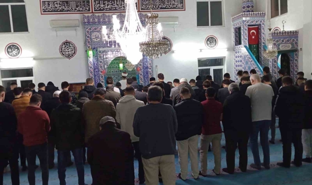 Beylikova'da lise öğrencileri teravih namazında buluştu