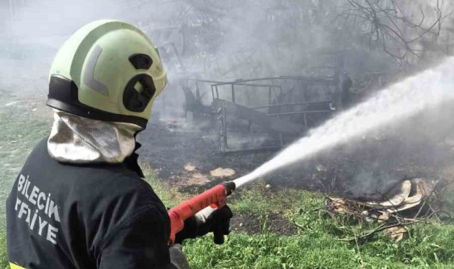 Bilecik'te boş bir arazide çıkan yangın büyümeden söndürüldü