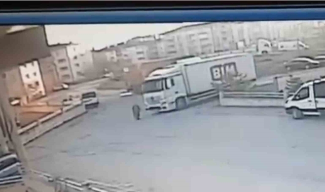 BİM kamyonunun ezdiği kadın hayatını kaybetti