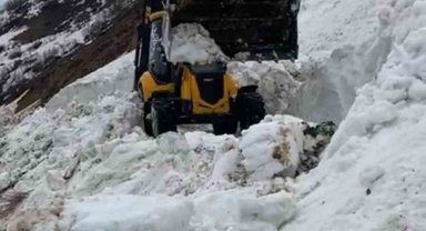 Bingöl'de karla kapalı köy yolu ulaşıma açıldı