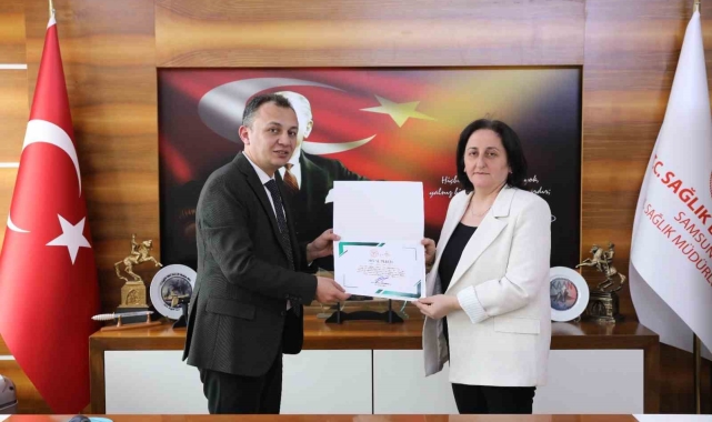 Binlerce bebeğin doğumunda yardımcı olan ebeye Sağlık Bakanlığı'ndan teşekkür belgesi