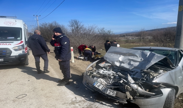 Bolu'da kamyonetle çarpışan otomobildeki baba ve oğlu yaralandı