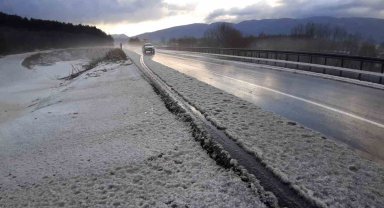 Bolu'da dolu etkili oldu, yollar beyaza büründü