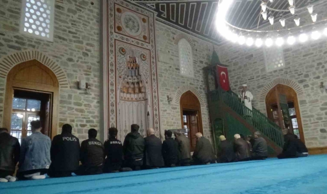 Bolu'da tarihi camide bayramlaşma geleneği