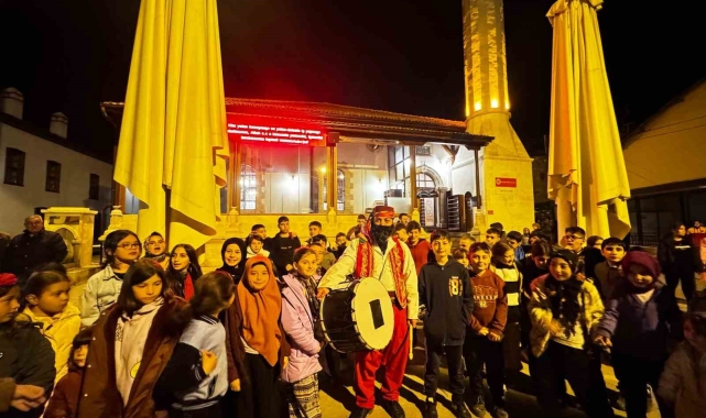 Bozkır'da çocuklara Teravih namazı sonrası geleneksel Ramazan eğlencesi