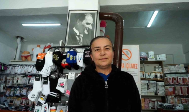 Burdur'da 25 yıldır çorap satarak geçimini sağlıyor