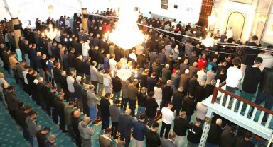 Burdur'da bayram namazında camiler doldu taştı