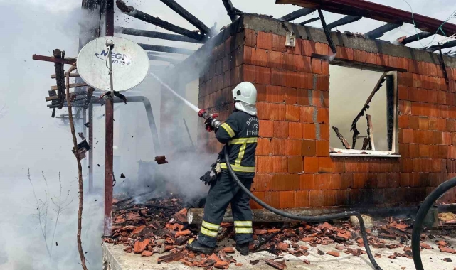 Burdur&#039;da çıkan yangında ev kullanılamaz hale geldi