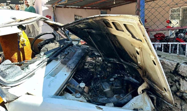 Burdur'da kontrolden çıkan otomobil duvara çarpıp alev aldı: 2 yaralı