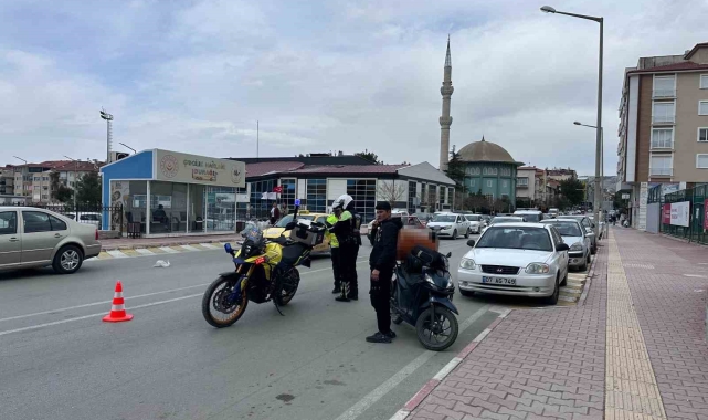 Burdur'da otomobil ile motosikletin çarpıştığı kazada kurye yaralandı