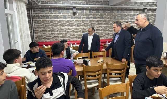 Burhaniye' de Kaymakam Memiş öğrencilerle iftar yaptı