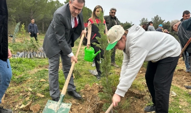 Burhaniye'de Kaymakam Memiş, öğrencilerle fidan dikimi yaptı