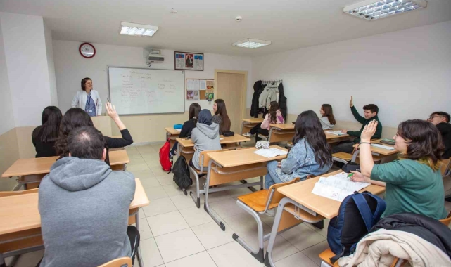 Bursa Büyükşehir, üniversite adaylarının yanında