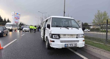 Bursa'da 3 aracın karıştığı kazada 4 kişi yaralandı