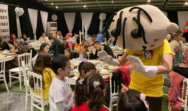 Bursa'da lösemili çocuklar ve aileleri iftar yemeğinde bir araya geldi