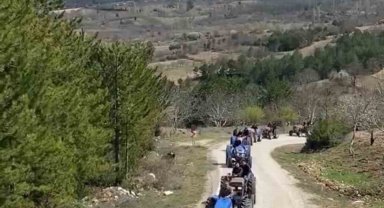 Bursa'nın Issızdere köyünde komşu köye traktörlü bayram konvoyu