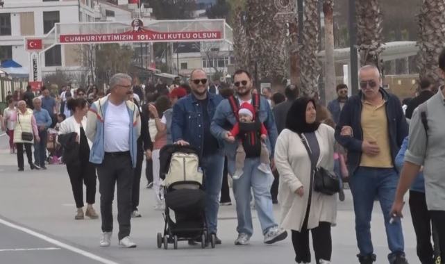 Büyükçekmece'de hava sıcaklığının artmasını fırsat bilenler sahile akın etti