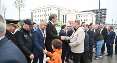 Büyüklerin elini öpen çocuklar bayram harçlığını kaptı