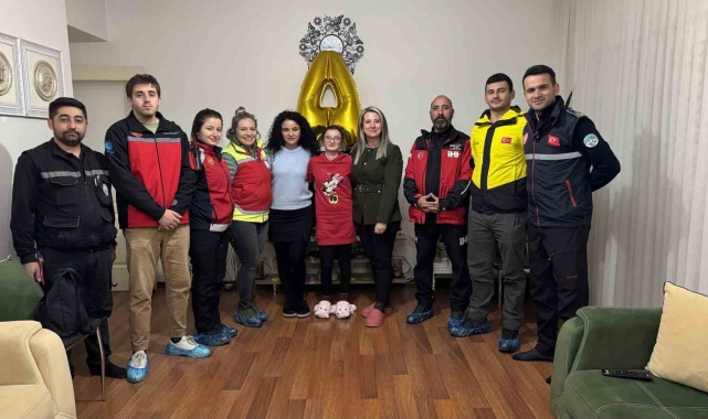 Büyükşehir'den özel ihtiyaçlı Aleyna'ya evinde afet eğitimi