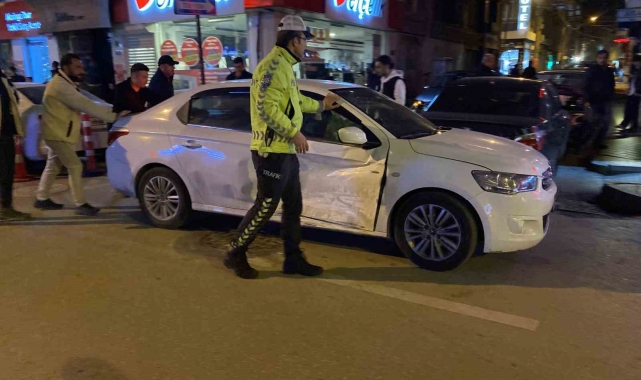 Caddede çarpışan 2 otomobilde maddi hasar oluştu