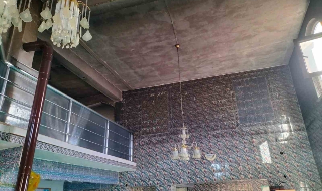 Cami de çıkan yangın korkuttu