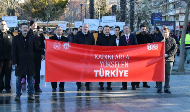 Çanakkale Valisi, kadına şiddete dikkat çekmek için siyah giyinip yürüdü