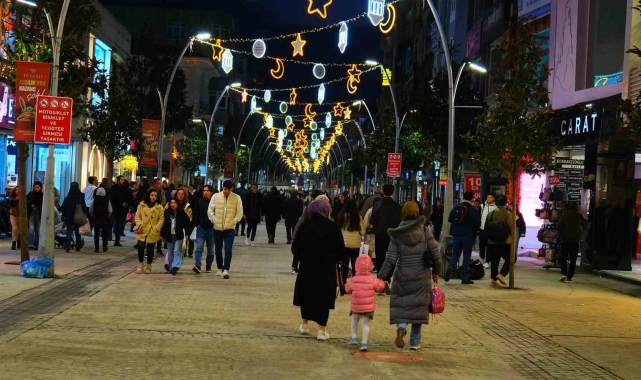 Çark Caddesi'nde Ramazan ayı için özel tasarımlı ışıklandırmalarla süslendi