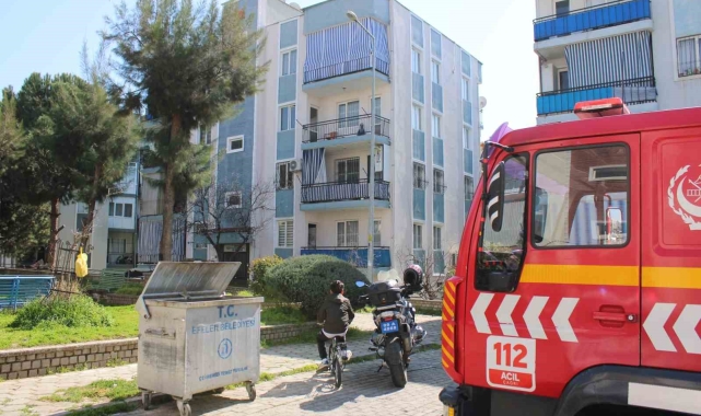 Çatıya çıkan yaşlı kadını ekipler ikna etti