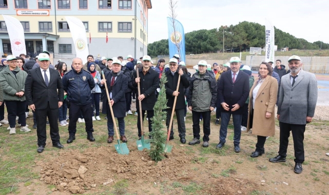 Çayırova'da fidanlar toprakla buluştu