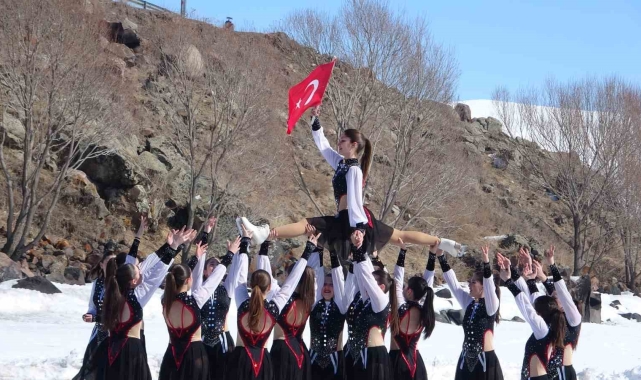 Çıldır Gölü'nde nefes kesen senkronize buz pateni gösterisi