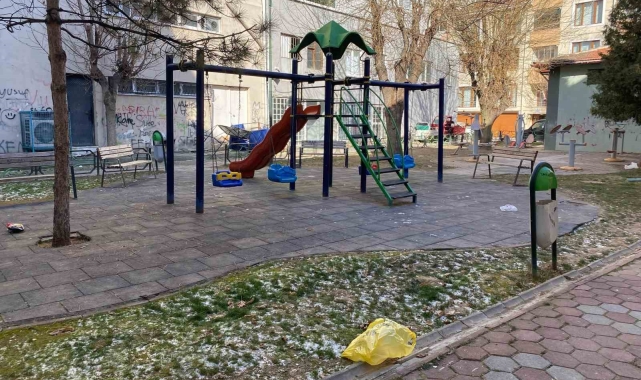 Çocuk parkında oluşan ses ve çevre kirliliği mahalle sakinlerini rahatsız ediyor