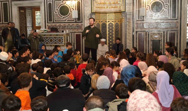 Çocuklar babalarıyla ilk safta durdu, cami adabı ve ibadetin önemini öğrendi