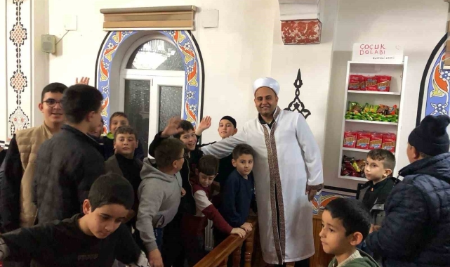 Çocuklar teravih namazlarına koşarak geliyor