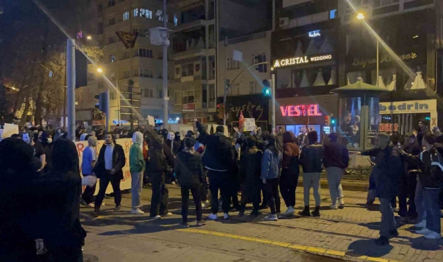 Çoğunluğu liseli olan protestocular alkolün de etkisi ile birbirine girdi