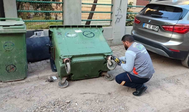 Çöp konteynırları yerinde tamir ediliyor