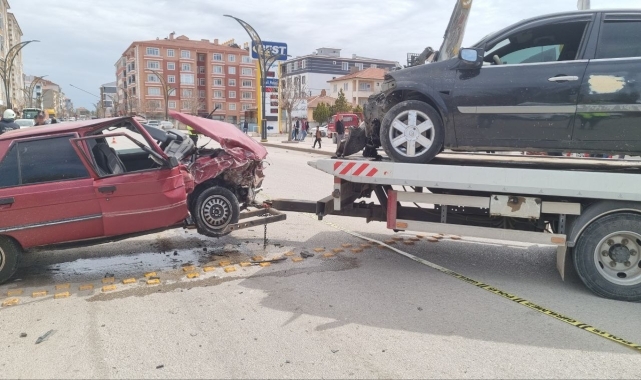 Çorum'da çarpışan iki otomobilin sürücüleri yaralandı