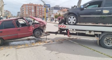 Çorum'da çarpışan iki otomobilin sürücüleri yaralandı